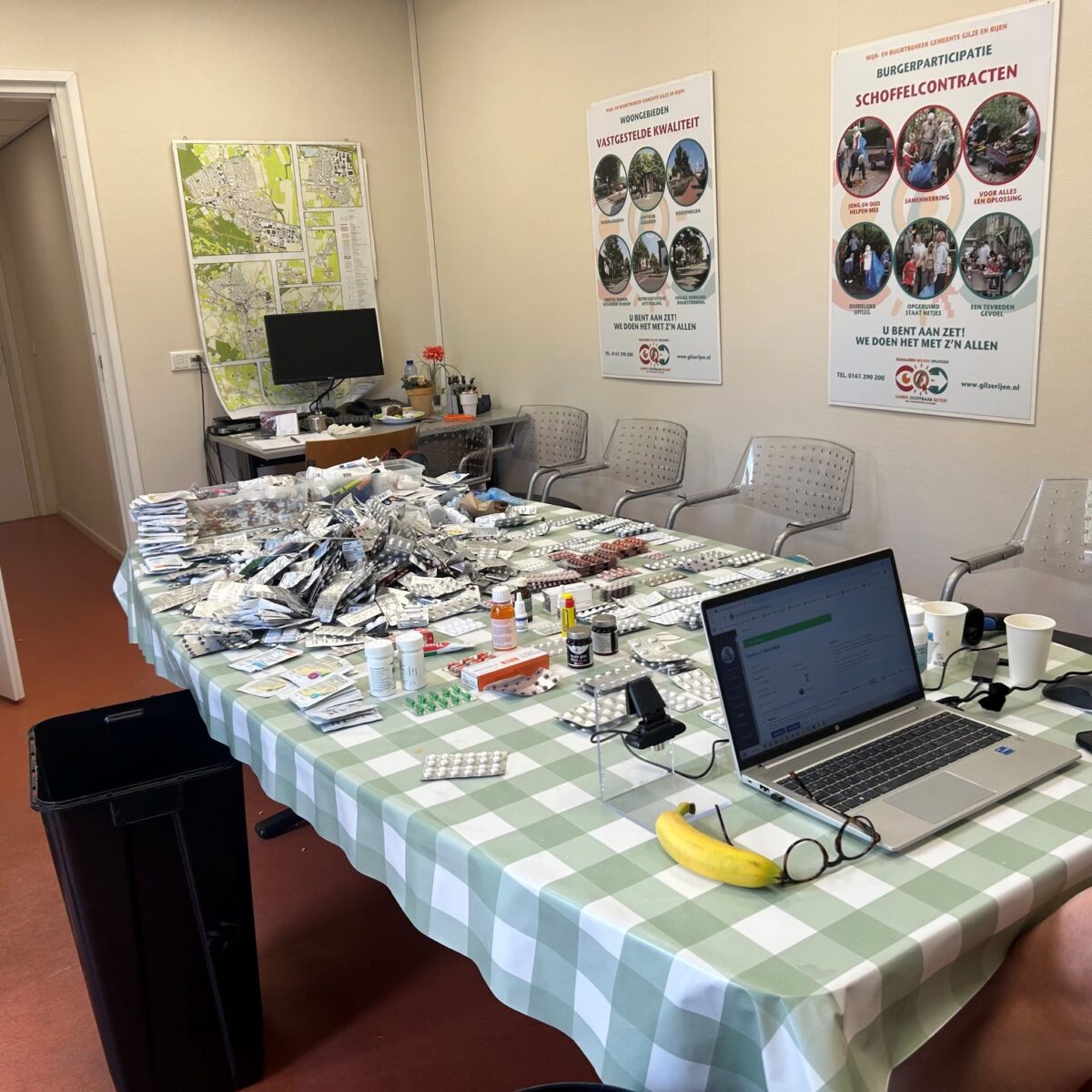Ingeleverde medicijnen op een tafel, klaar om te worden geregistreerd en verwerkt