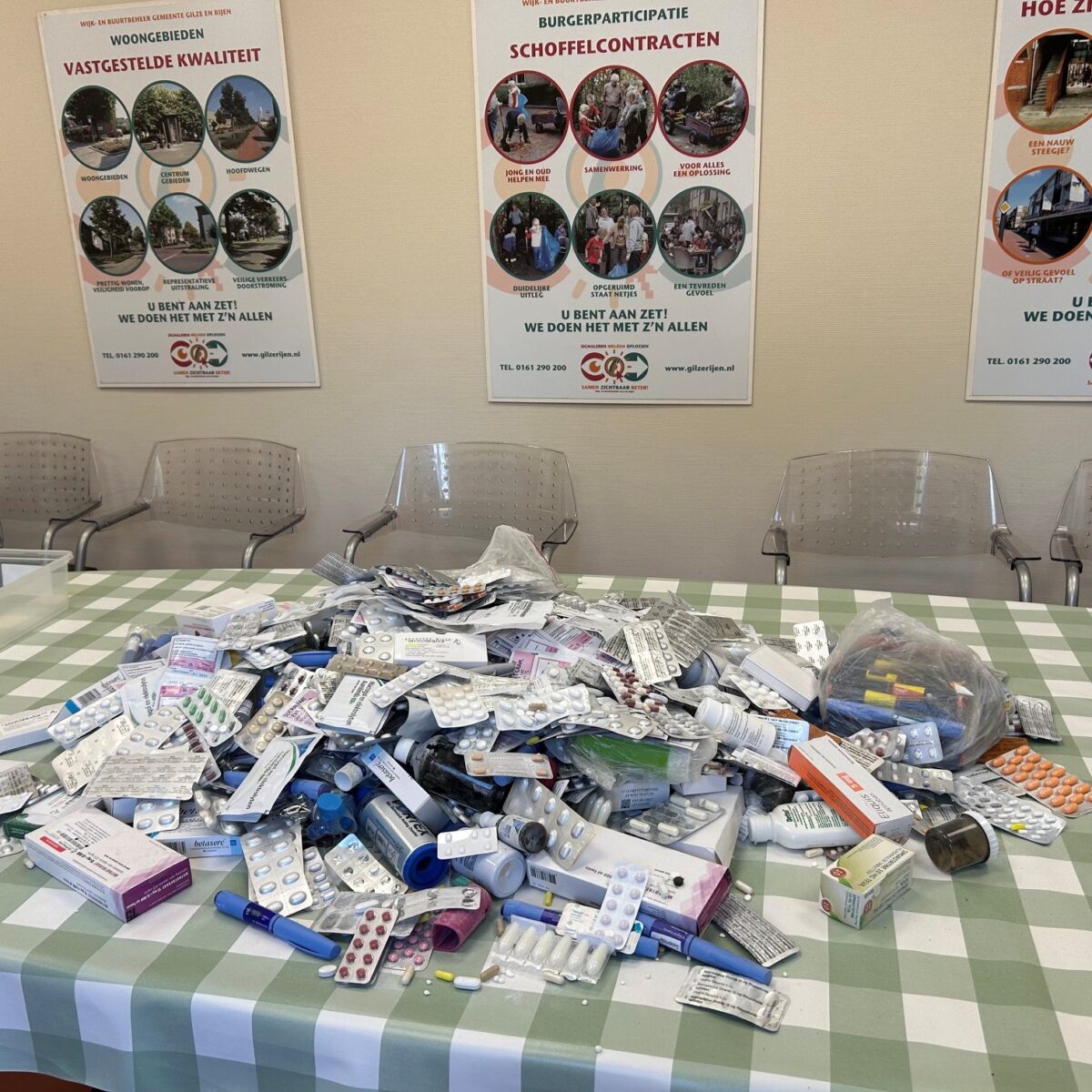 Verzameling ingeleverde medicijnen op een tafel tijdens de pilot